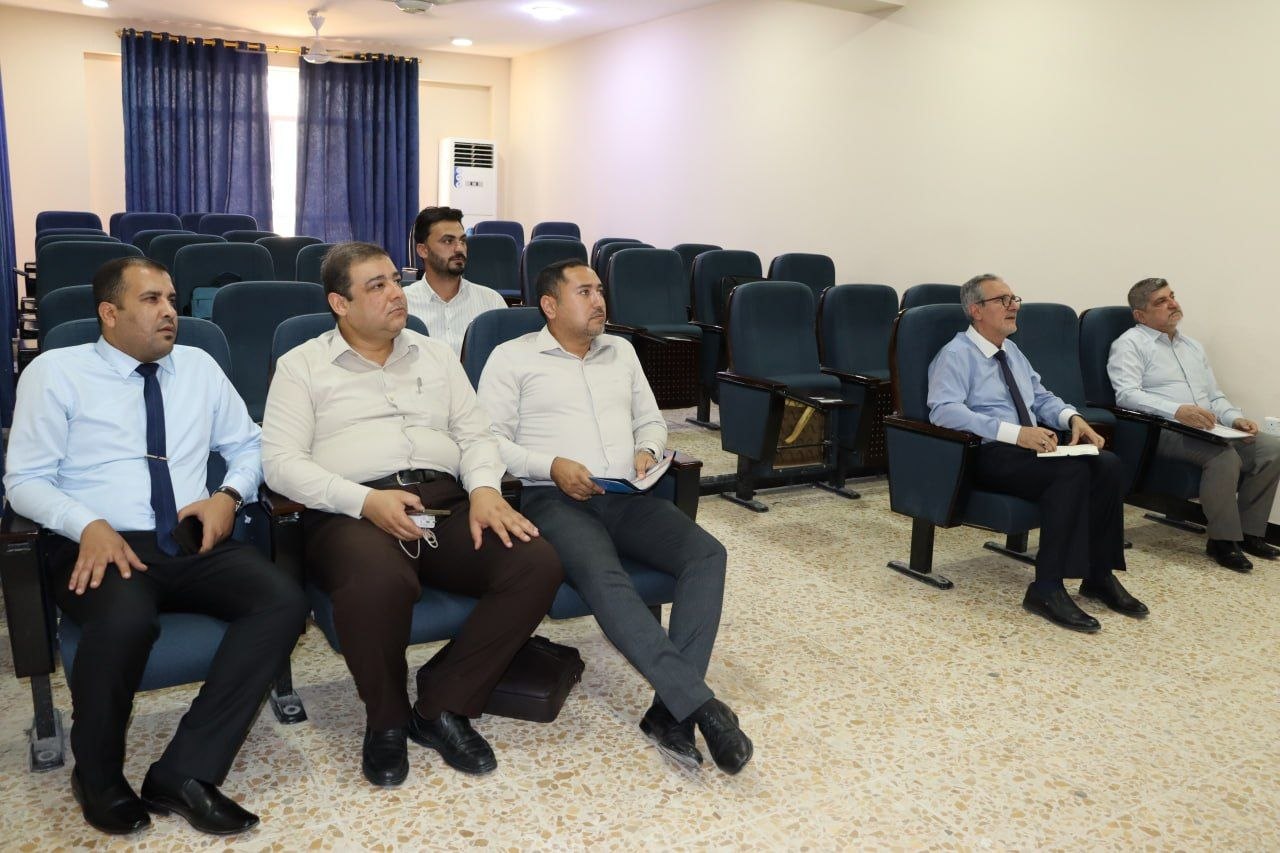 اللجان العلمية تناقش إقرار مشاريع بحوث طلبة الدراسات العليا (الماجستير).