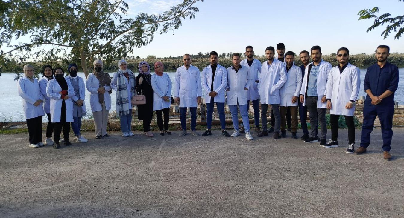 A field visit for fifth-year students to fish farming fields in Al-Saqlawiyah district.