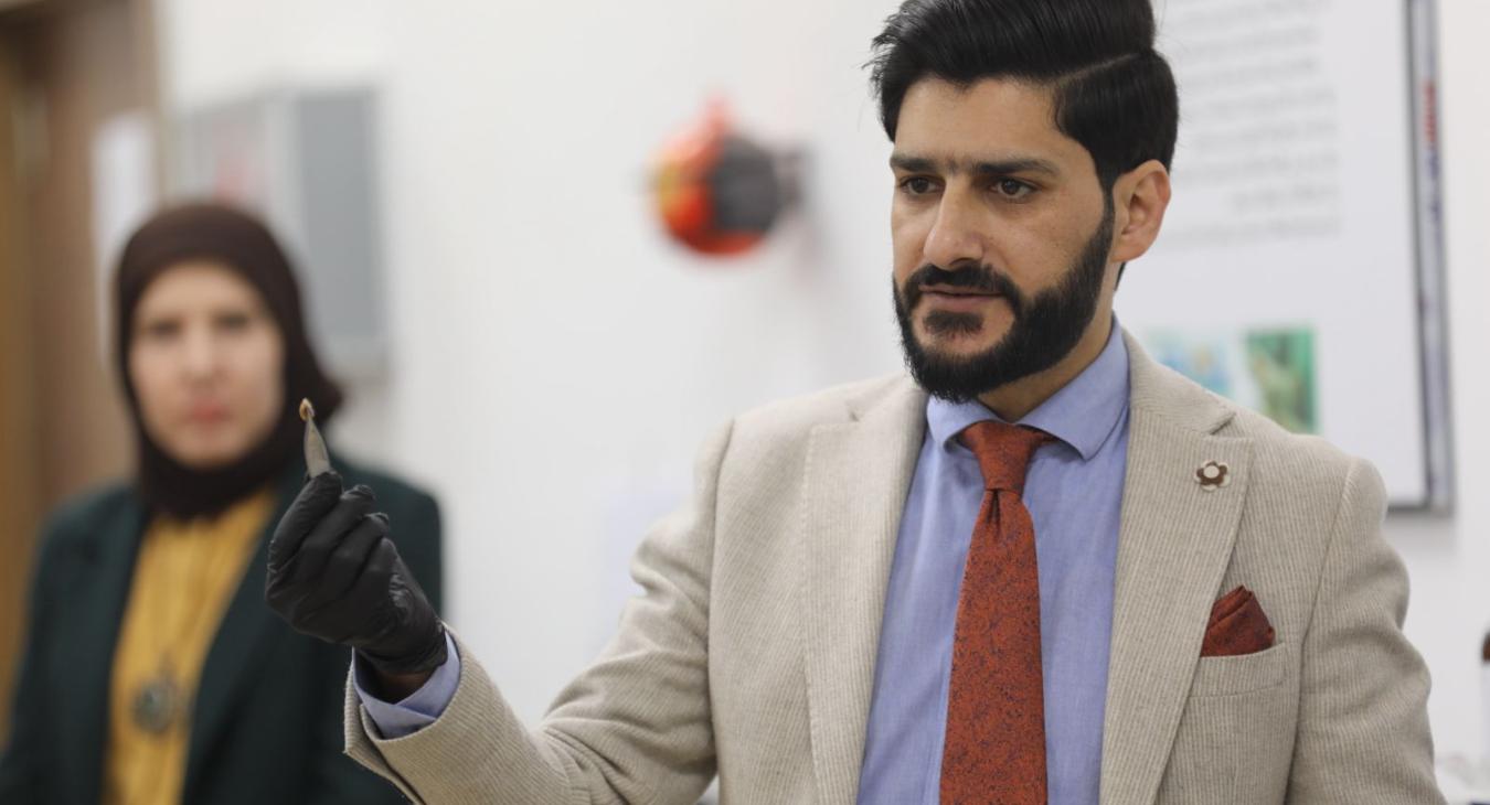 The head of the Anatomy Department at our college (Assistant Professor Ali Abdel Aziz Talaa) gives a scientific lecture at Imam Jaafar Al-Sadiq University on preparing tissue slides.
